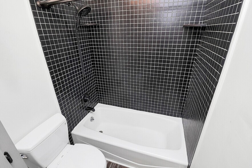 Building Photo - 1109 E Morehead St