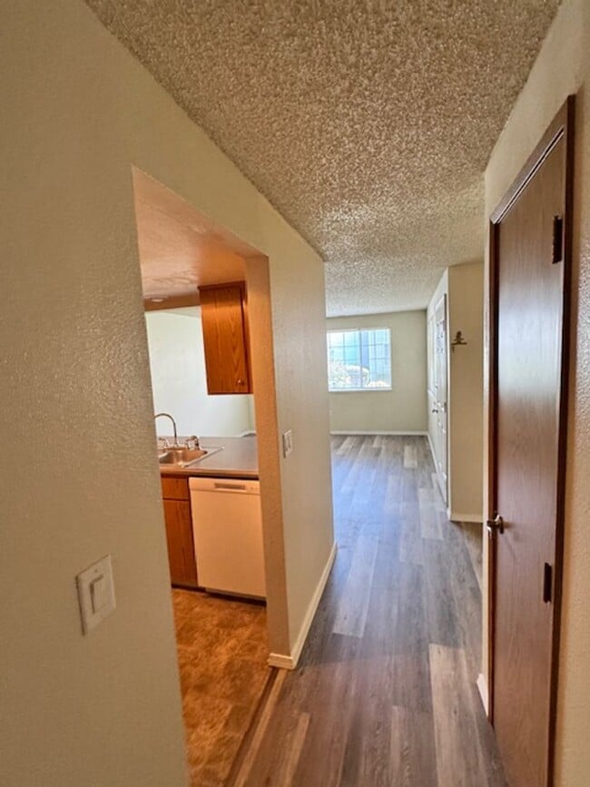 Building Photo - SINGLE LEVEL 2 BEDROOM CONDO