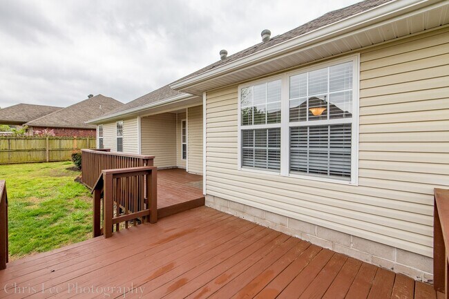 Building Photo - Spacious 3 Bedroom Home on Corner Lot! Must See!