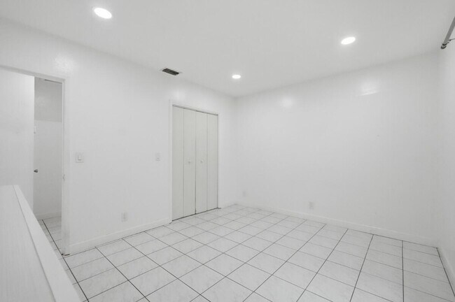 Building Photo - 1201 N Victoria Park Rd