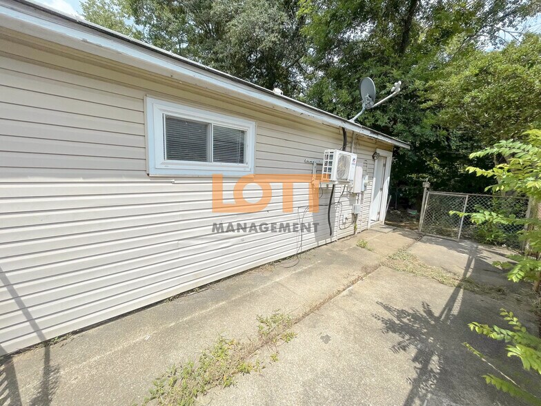Building Photo - 10 Montis Dr