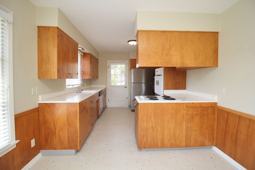 Building Photo - 8025-8027 SW Northvale Wy