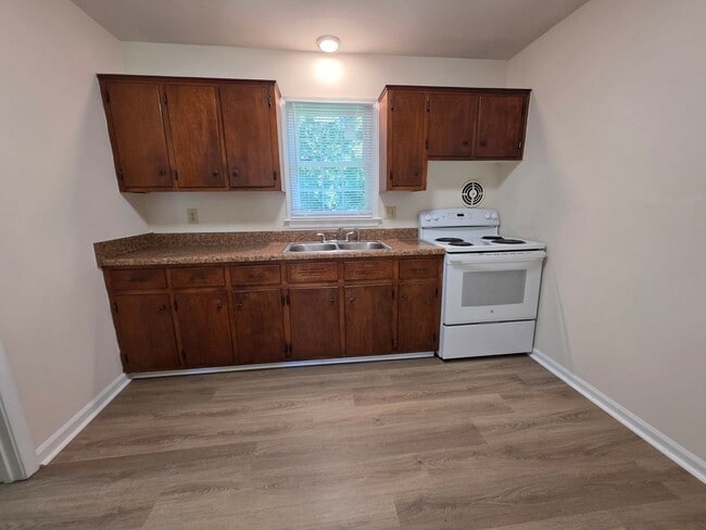 Building Photo - Move In Ready 3 Bedroom Ranch!