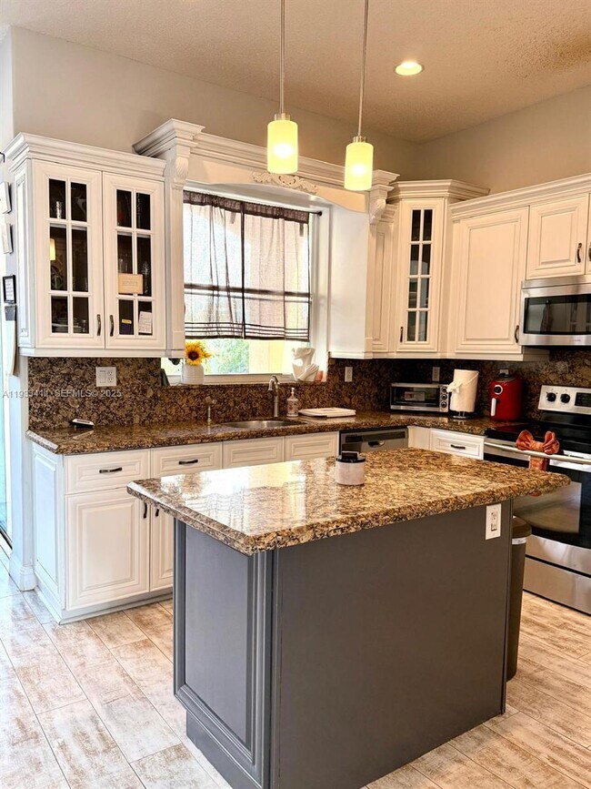 Building Photo - 3729 SW 51st St