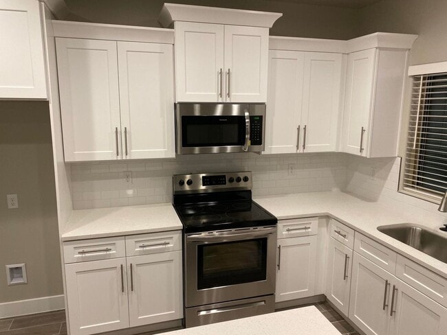 Building Photo - Wonderful 3 Bedroom Townhome. Water, sewer and garbage included.