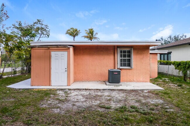 Building Photo - 1001 SW 25th Ave