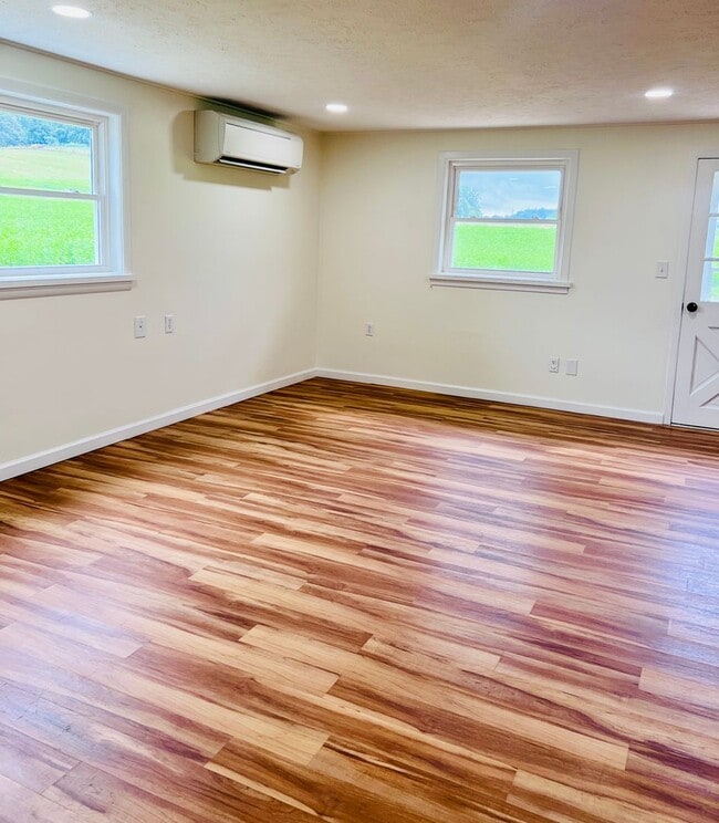 Building Photo - Super cute farm house with beautiful mountain view! 2 bedrooms, 1 bathroom!