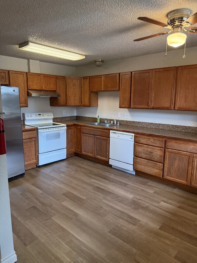 Building Photo - 100 B St