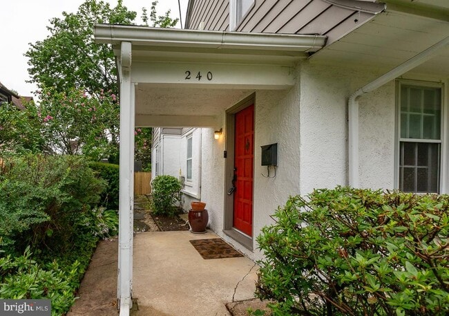 Building Photo - 240 Henley Rd