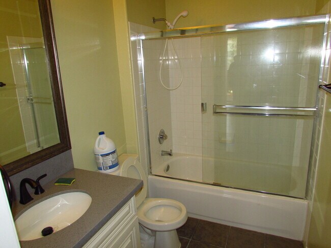 Building Photo - Downstairs 2 bedroom condo in great location