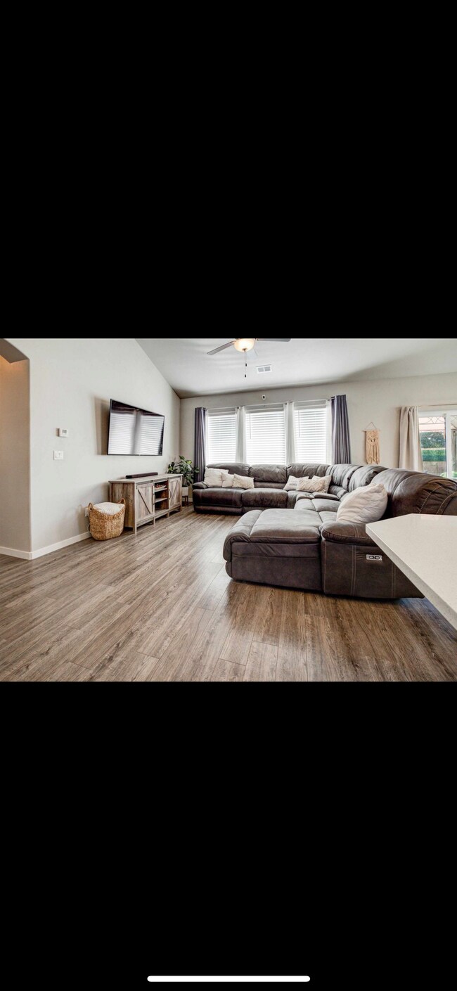 Building Photo - 562 Red Cedar Way