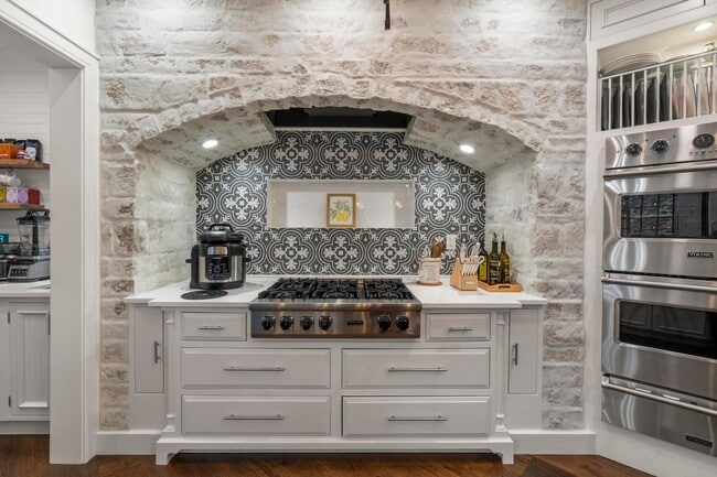 Building Photo - Guilford Gatehouse West