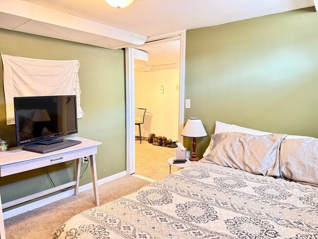 Building Photo - Sunny 1+ Bedroom Single family Home