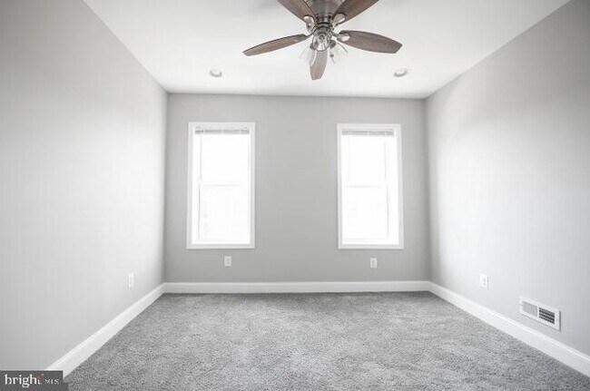 Building Photo - 2624 Llewelyn Ave