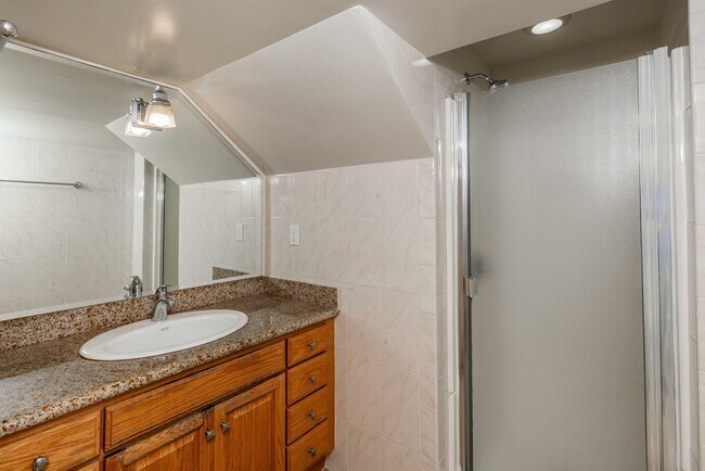 Building Photo - LARGE Full Floor 4BR/2BA. In-Unit Laundry, New Stainless Appliances!