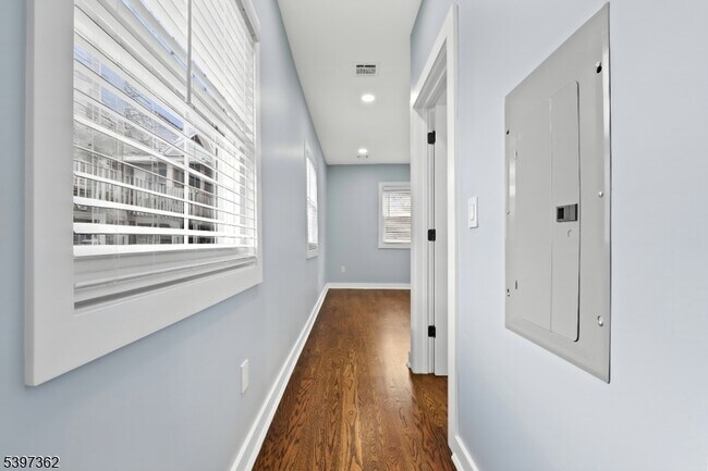 Building Photo - 8 Essex St