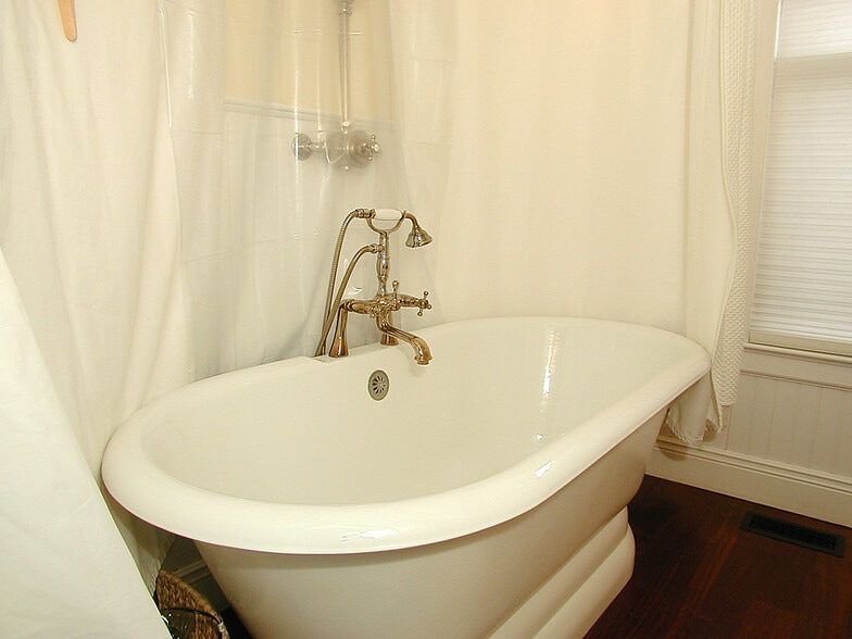 Soaking tub and fully-enclosed rain shower - 195 Bishop St.