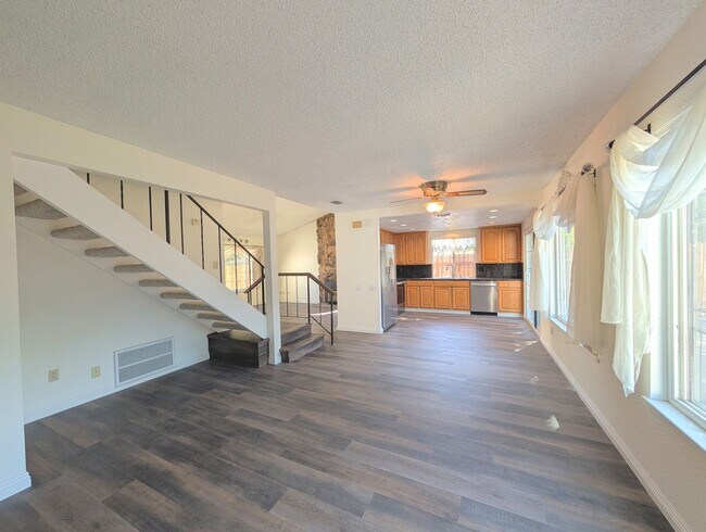 Building Photo - Gorgeous Single Family Home!
