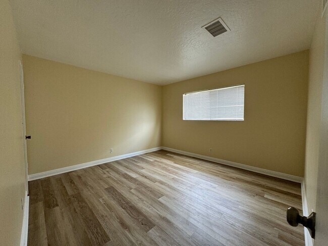 Building Photo - 812-818 E Fairway Dr