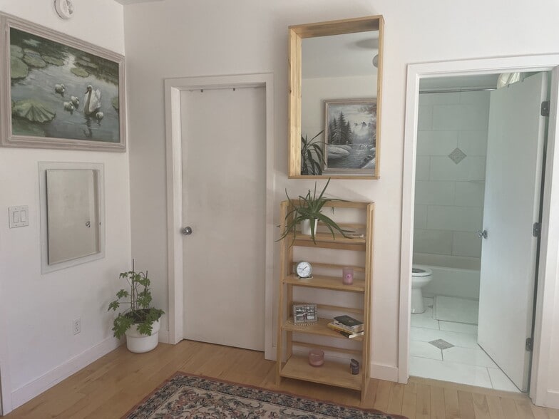 room from a different angle - 1600 Pinebrook Blvd