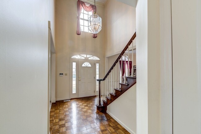 Building Photo - Spacious Parkway South Home with Walk-Out Basement & Large Backyard