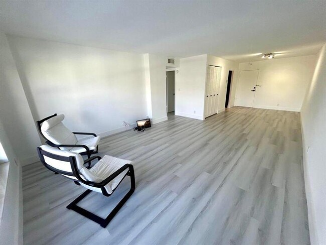 Building Photo - 405 N Ocean Blvd
