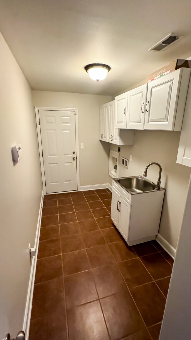Building Photo - 2805 Slate Dr SW