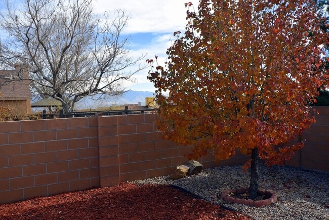 Building Photo - 2BR Plus Bonus Room in the NW!