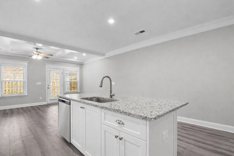 Building Photo - 1080 Linsmore Ave