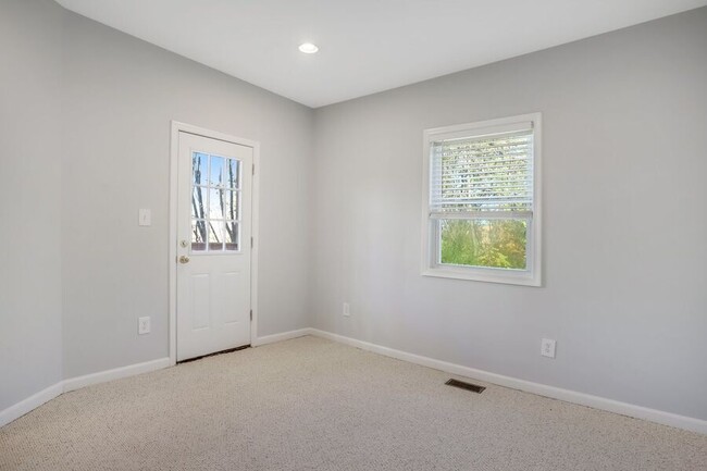 Building Photo - Amazing Anacostia 3 Bedroom with Parking I...