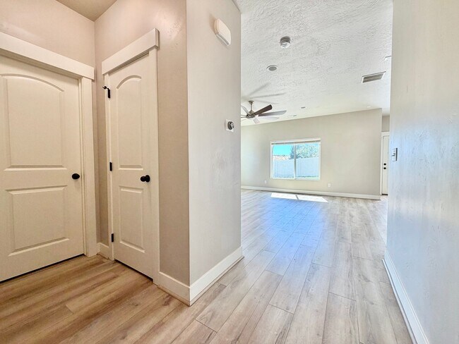 Building Photo - 673 W Beth Cir