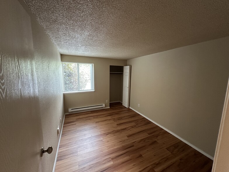 Building Photo - 4641 W Lake Sammamish Pky SE