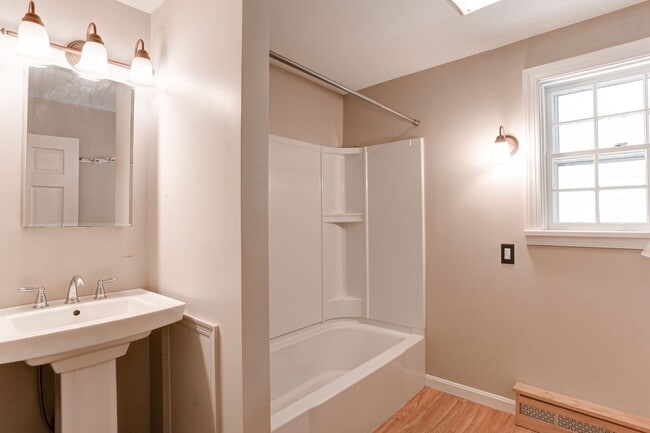 Building Photo - 3 Bed 1.5 bath in Camp Hill