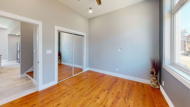 Building Photo - $1655 per Bedroom | 8BR Townhome in Fort S...