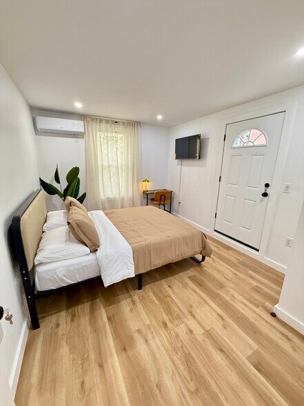 Building Photo - 3260 Reservoir Oval E