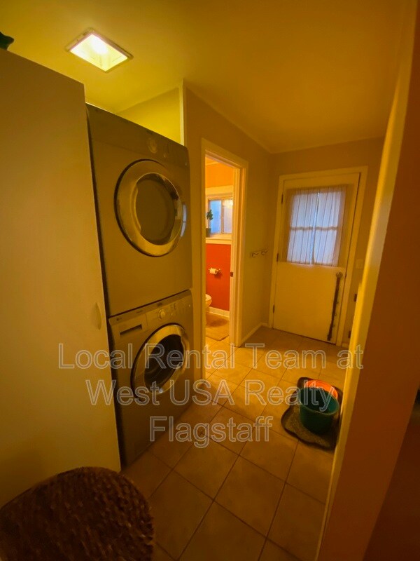 Building Photo - 1620 N Sunset Dr