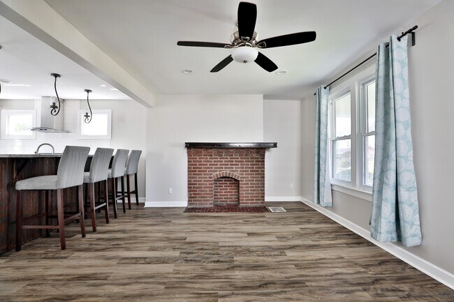 Building Photo - 825 Reinhard Ave
