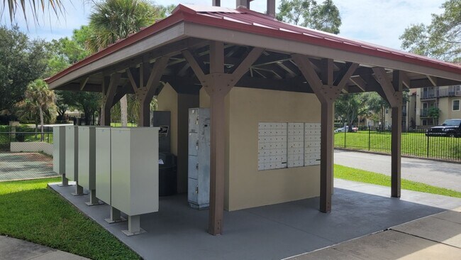 Building Photo - Gated, Updated 2 bedroom, 1 bath Condo in ...