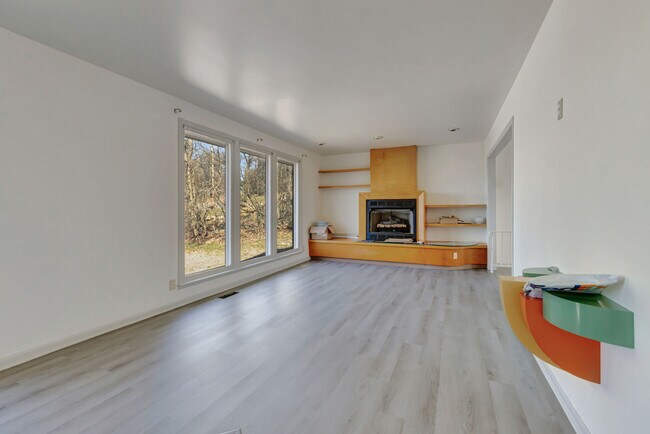 Building Photo - 6469 Fleetwood Dr