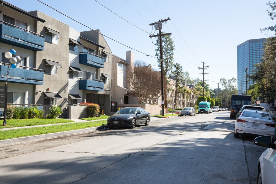 Building Photo - 10989 Bluffside Dr