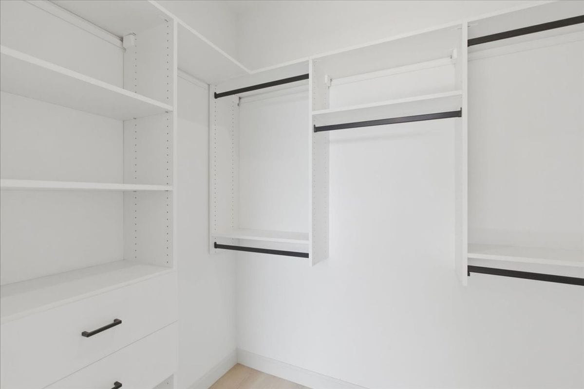 Building Photo - 948 W Sunnyside Ave