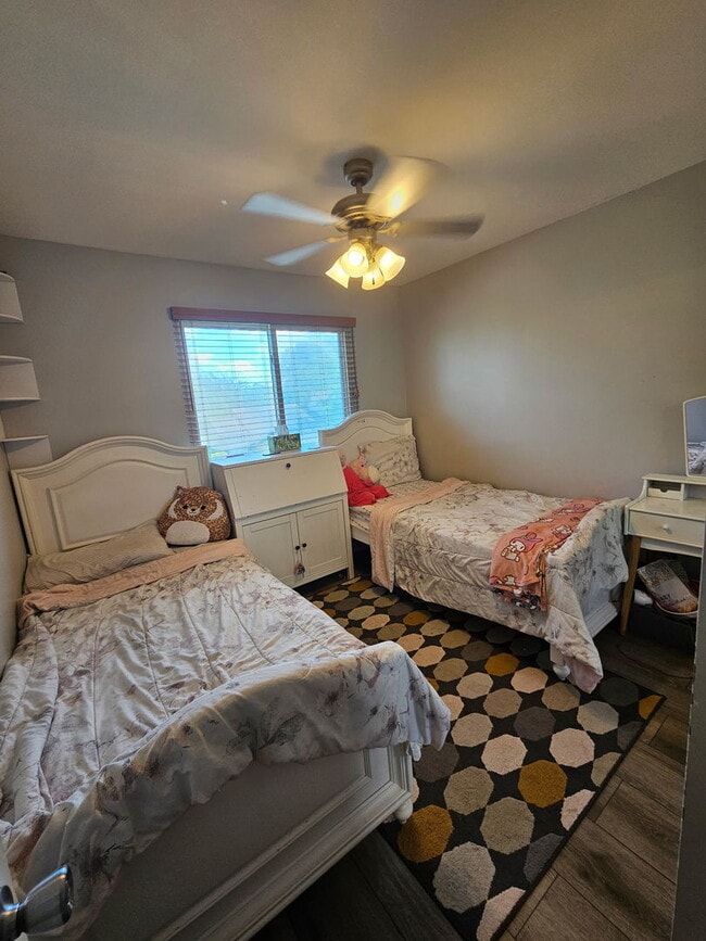 Building Photo - 23W434 Greenbriar Dr