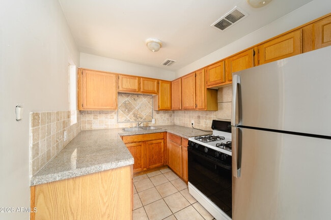 Building Photo - 2416 E Clarendon Ave