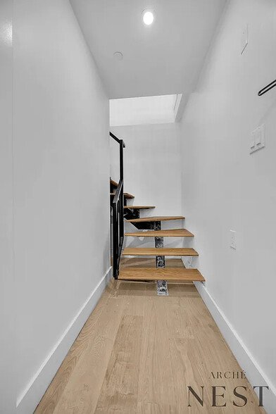 Building Photo - 1696 Pacific St