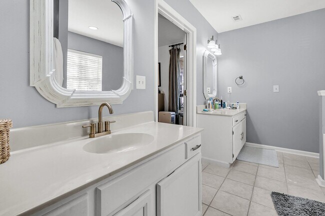 Building Photo - Charming 3 Bedroom, 2 Bath Home off of Longpoint in Mount Pleasant!