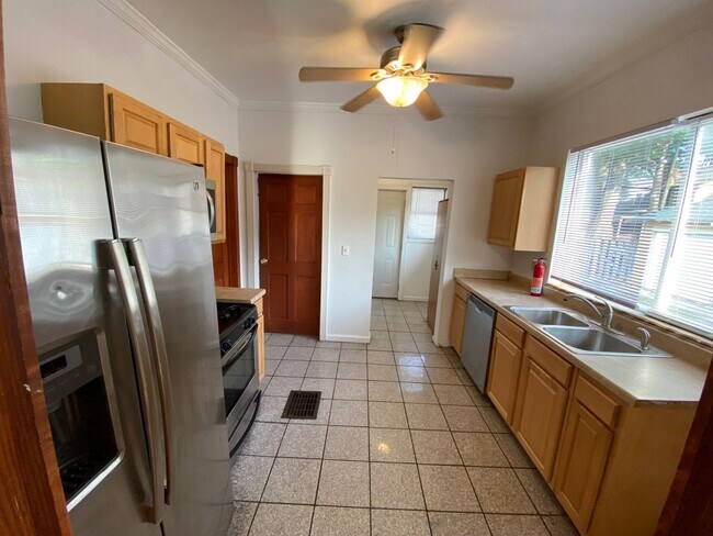 Building Photo - 2205 Waldeck Ave
