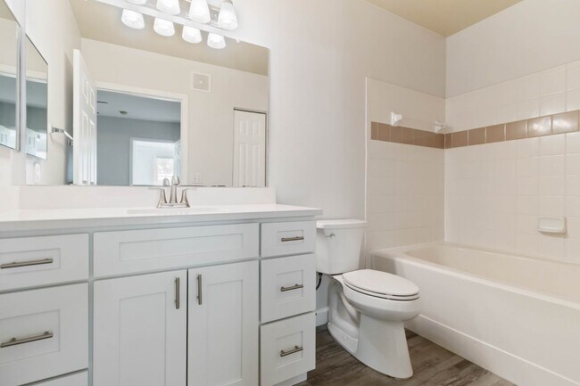Building Photo - Newly updated 2 Bed / 2 Bath condo availab...