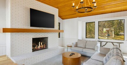 Building Photo - Late Summer Furnished Executive Extended Stay Rental on Old Mission Peninsula