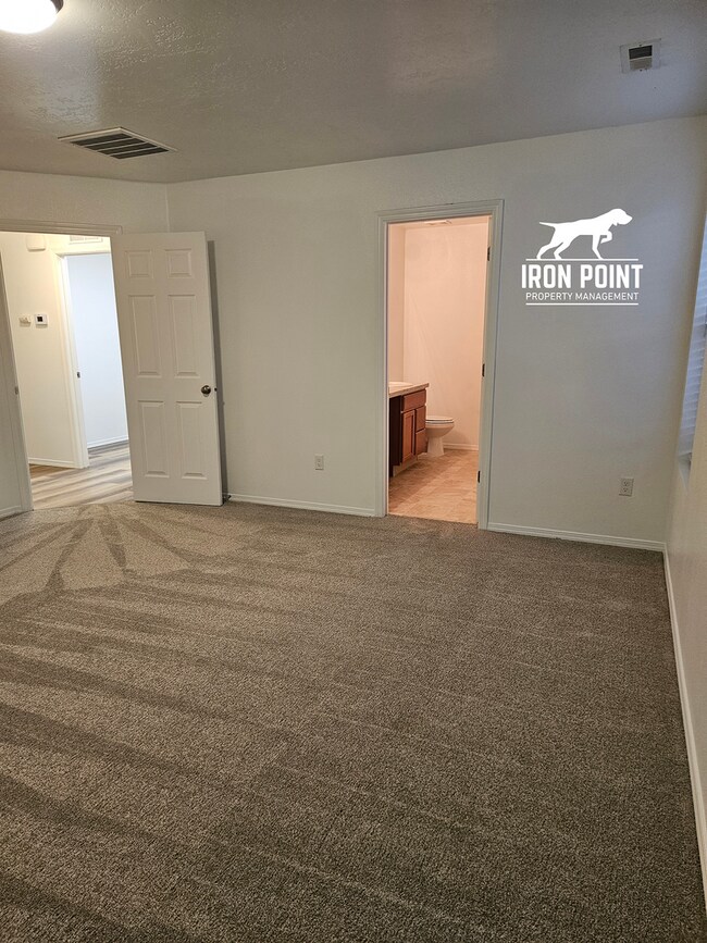 Building Photo - Move-in Ready Home w/new paint & flooring ...