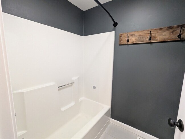 Building Photo - 107 Franklin St Ext